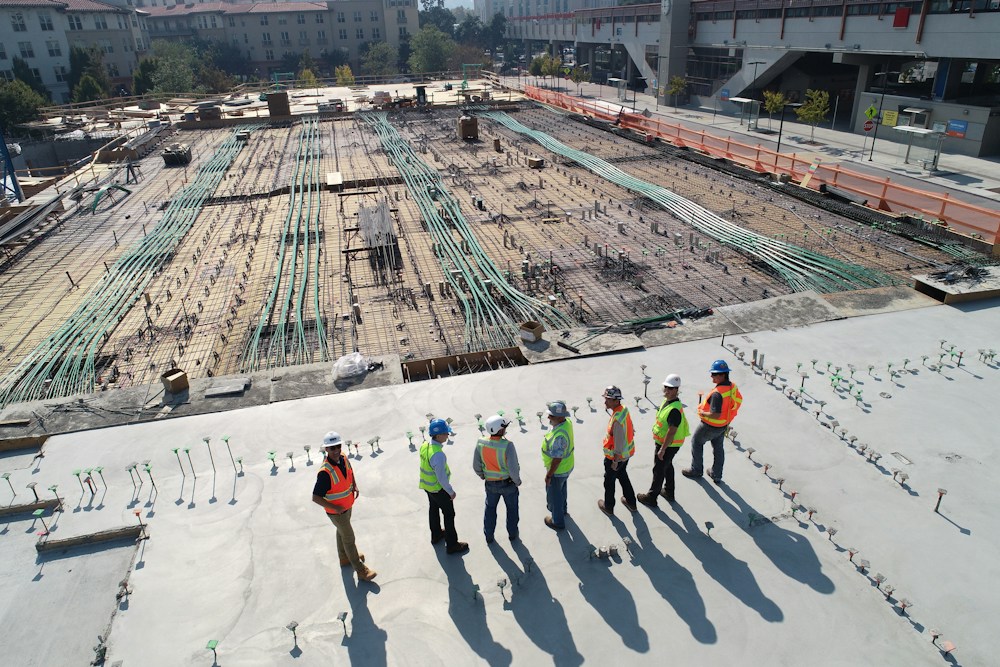 Equipe técnica acompanhando uma obra